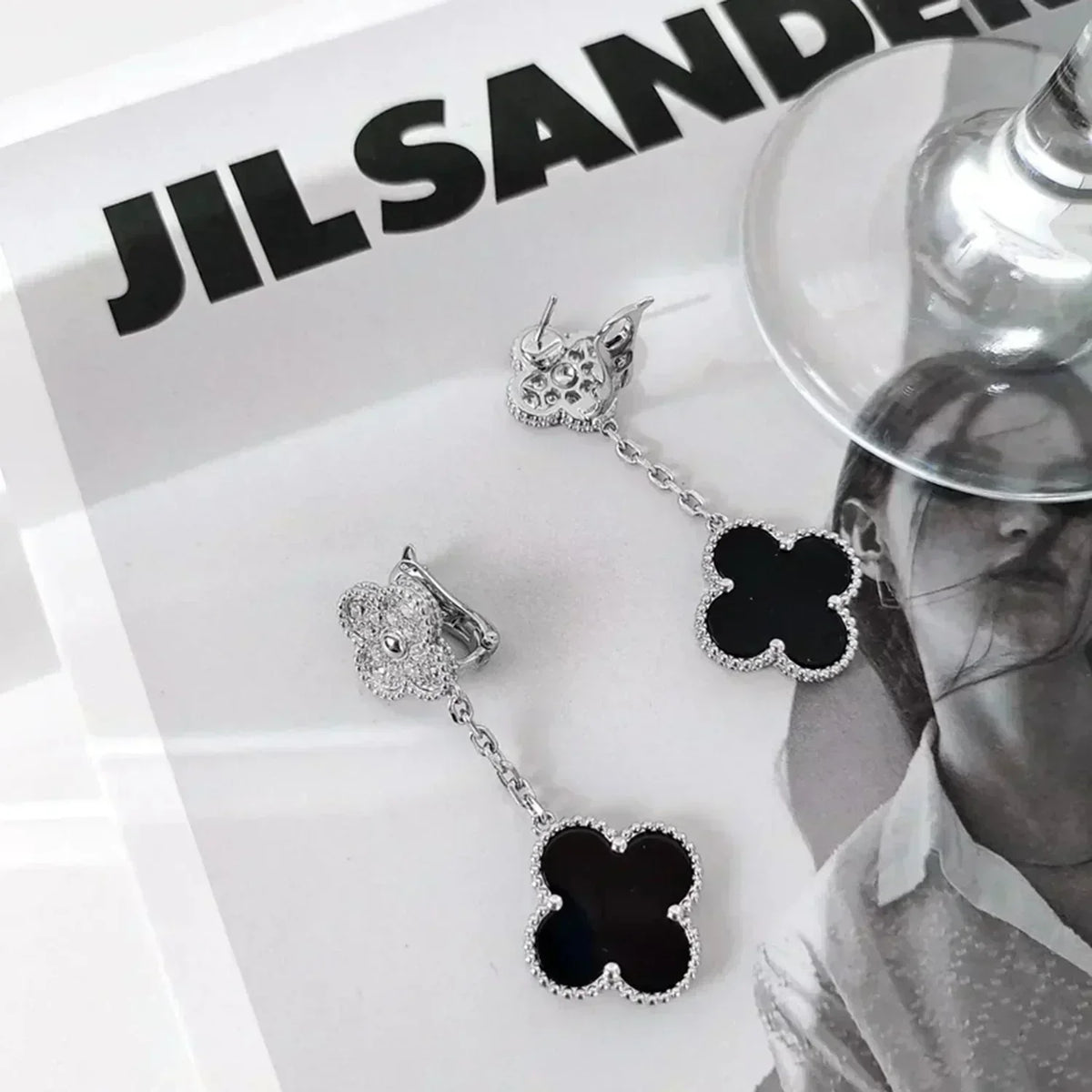 ??MIRA?¡¥CLOVER 2 MOTIFS  DIAMOND ONYX EARRINGS SILVER
