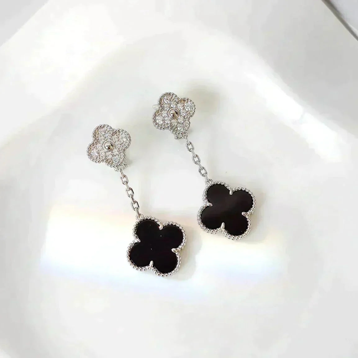 ??MIRA?¡¥CLOVER 2 MOTIFS  DIAMOND ONYX EARRINGS SILVER