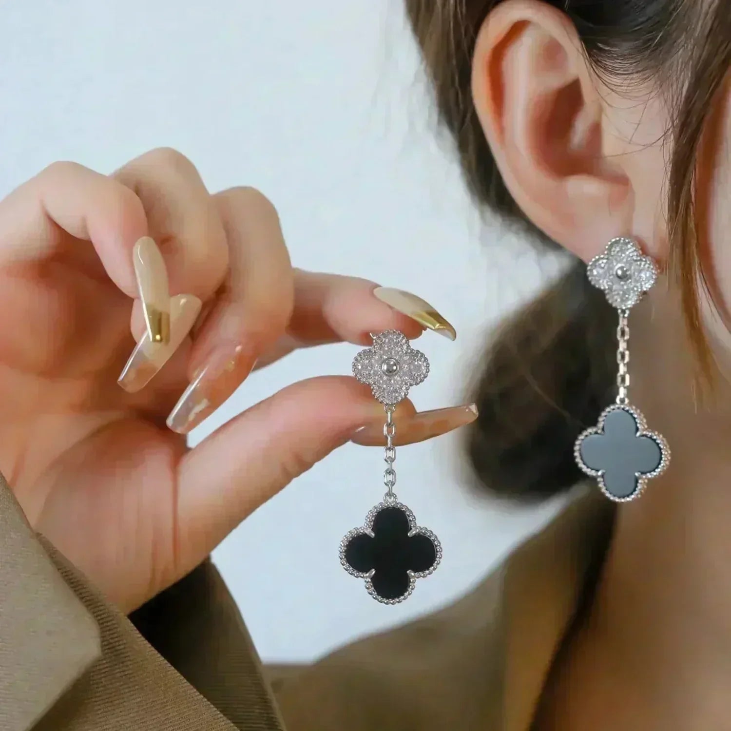 ??MIRA?¡¥CLOVER 2 MOTIFS  DIAMOND ONYX EARRINGS SILVER