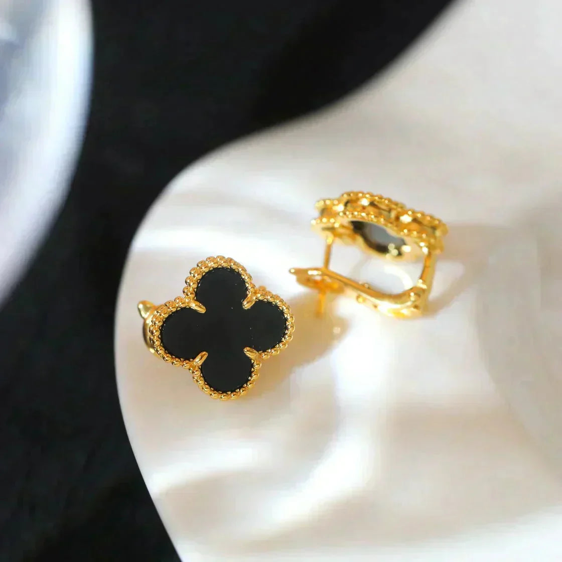 ??MIRA?¡¥CLOVER MEDIUM 1 MOTIFS  ONYX STUD EARRINGS