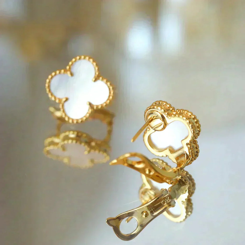 ??MIRA?¡¥CLOVER MEDIUM 1 MOTIFS  WHITE MOP STUD EARRINGS