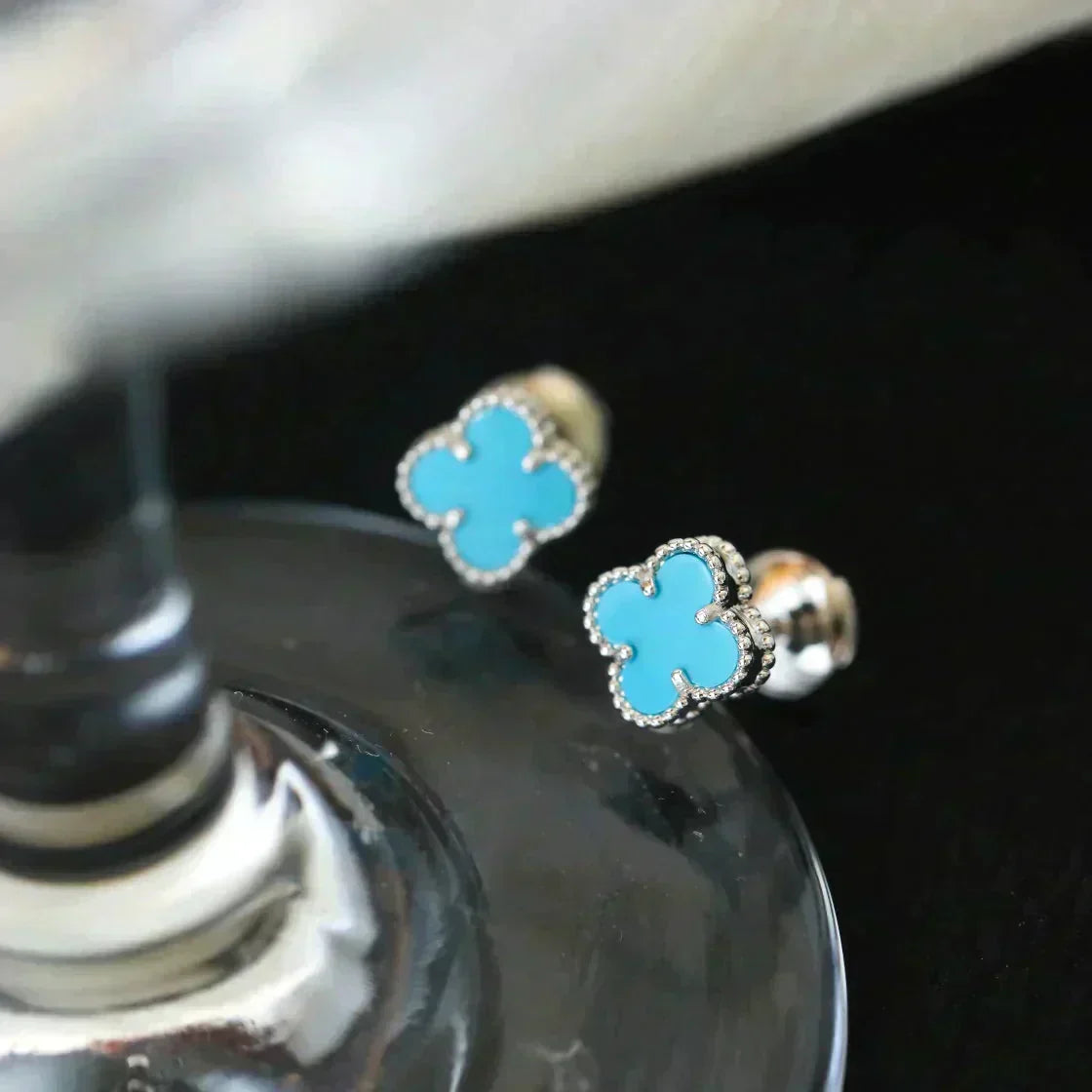 ??MIRA?¡¥CLOVER MINI 9.5MM ONYX STUD EARRINGS SILVER