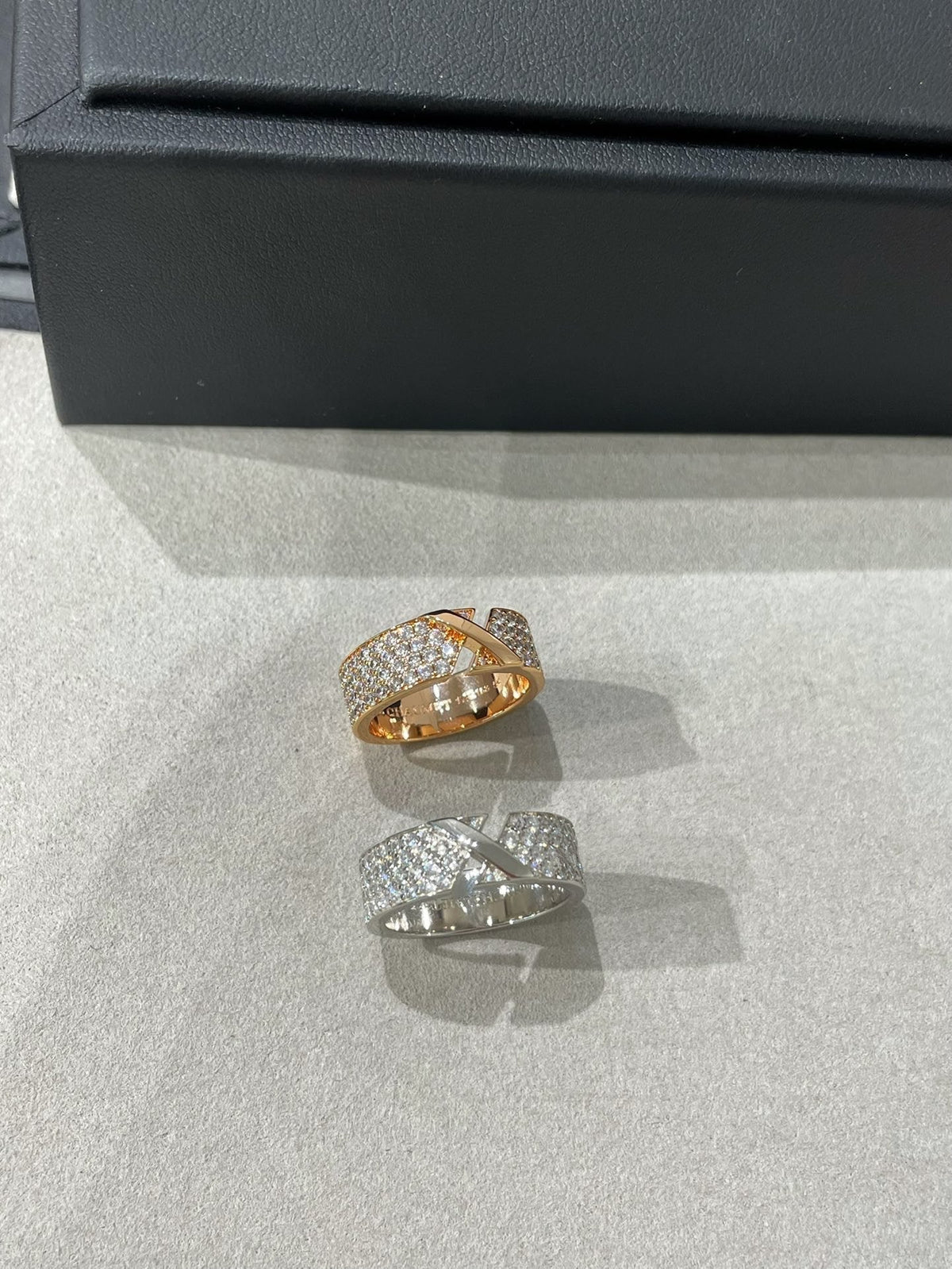 ??MIRA?¡¥LIENS EVIDENCE  DIAMOND PAVED RING