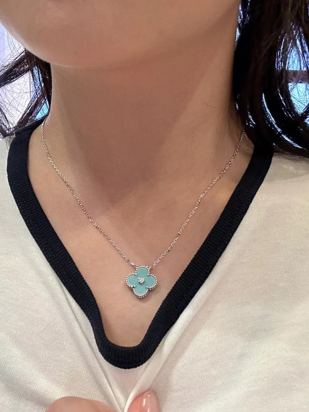 ??MIRA?¡¥CLOVER 1 DIAMOND LIGHT BLUE SILVER NECKLACE