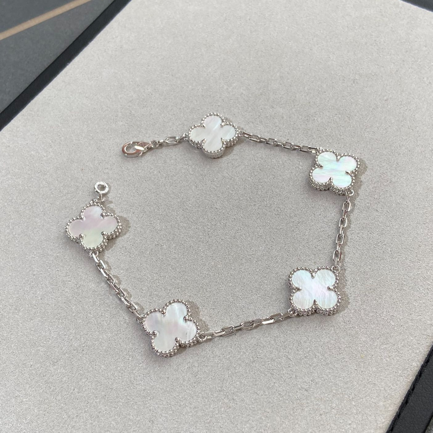 [MIRA]New CLOVER WHITE PEARL MOP 5 MOTIF BRACELET COLLECTION