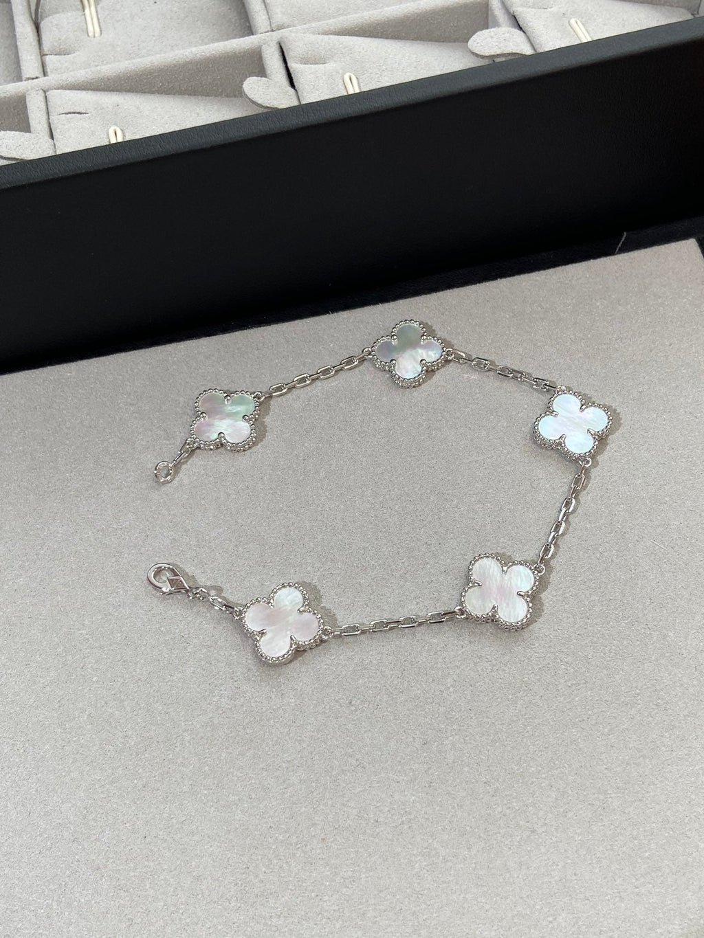 [MIRA]New CLOVER WHITE PEARL MOP 5 MOTIF BRACELET COLLECTION