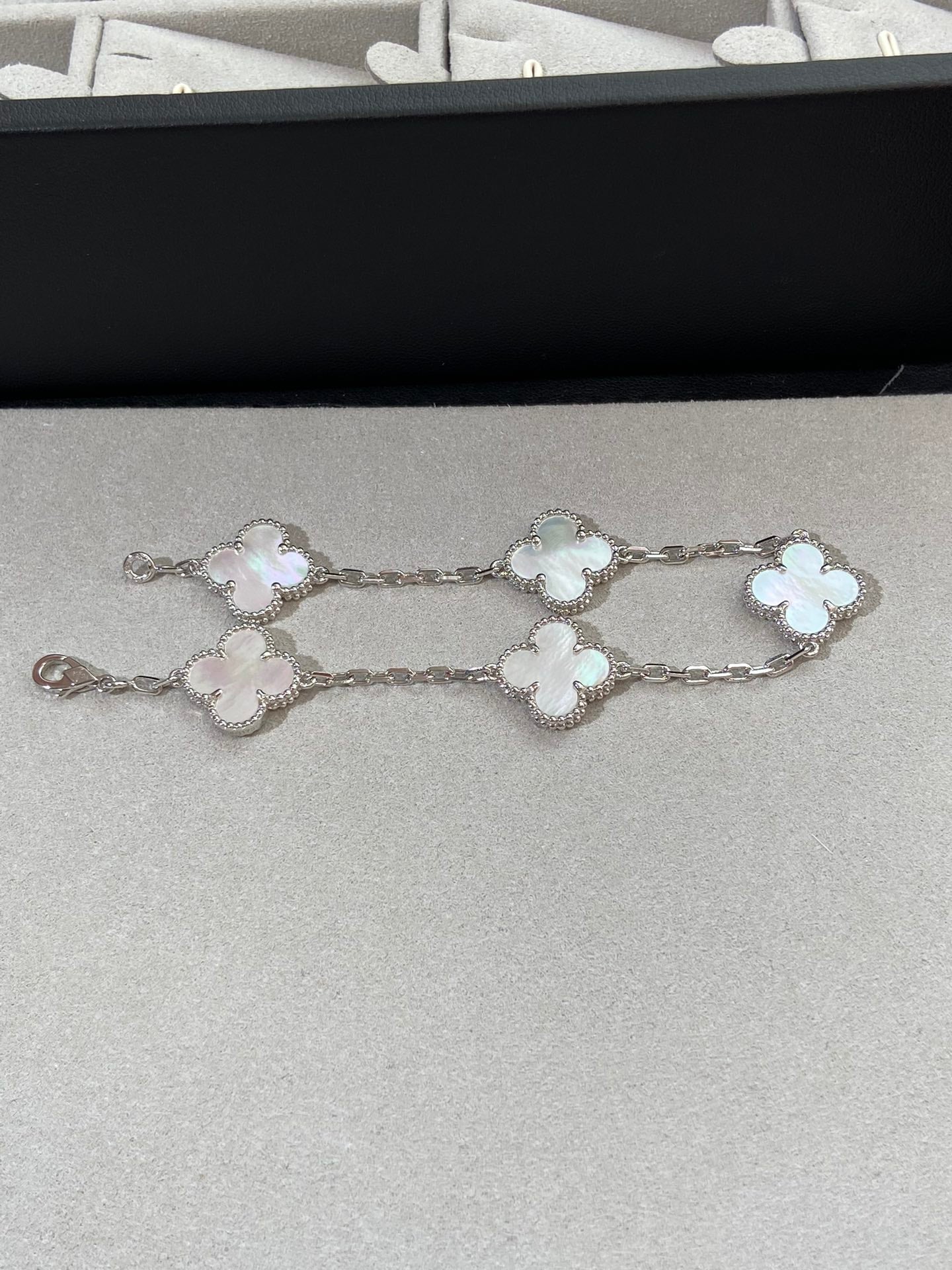 [MIRA]New CLOVER WHITE PEARL MOP 5 MOTIF BRACELET COLLECTION