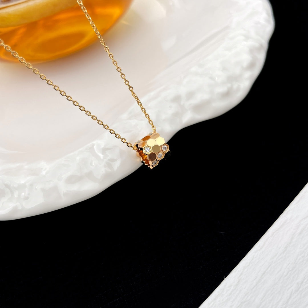 ??MIRA?¡¥BEE MINI PEDANT DIAMOND NECKLACE