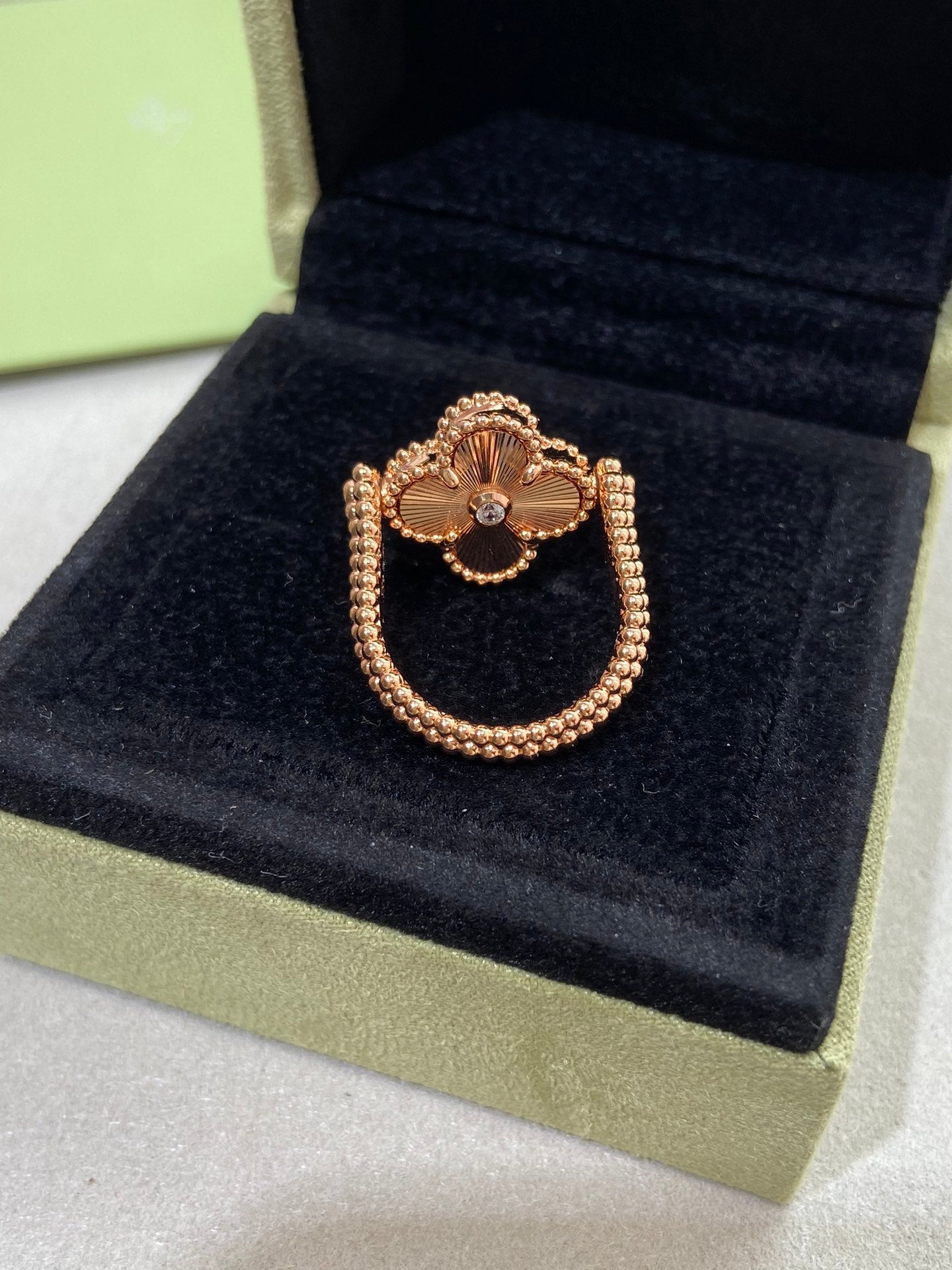 ??MIRA?¡¥CLOVER RIVERSIBLE ROSE GOLD RING