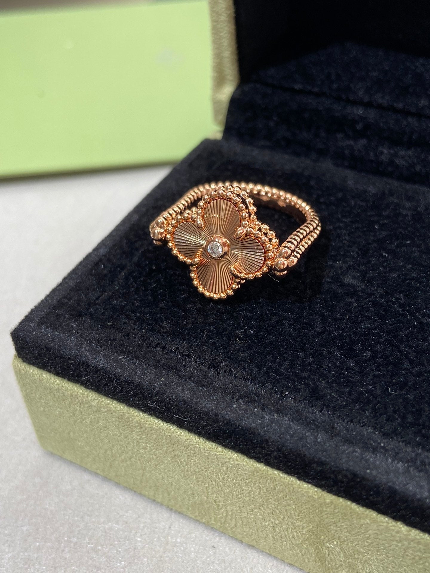 ??MIRA?¡¥CLOVER RIVERSIBLE ROSE GOLD RING