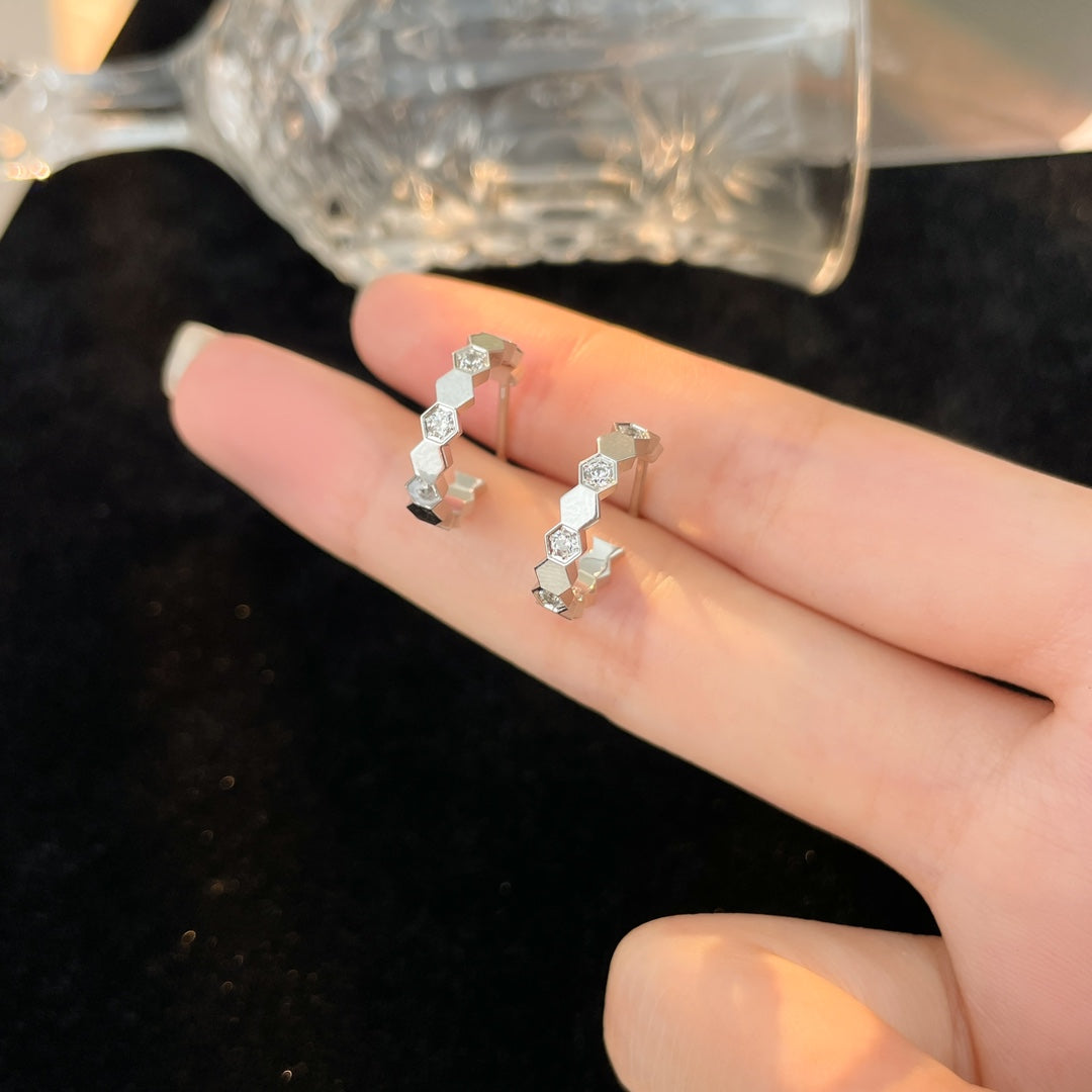 ??MIRA?¡¥BEE LOVE DIAMOND HOOP EARRINGS