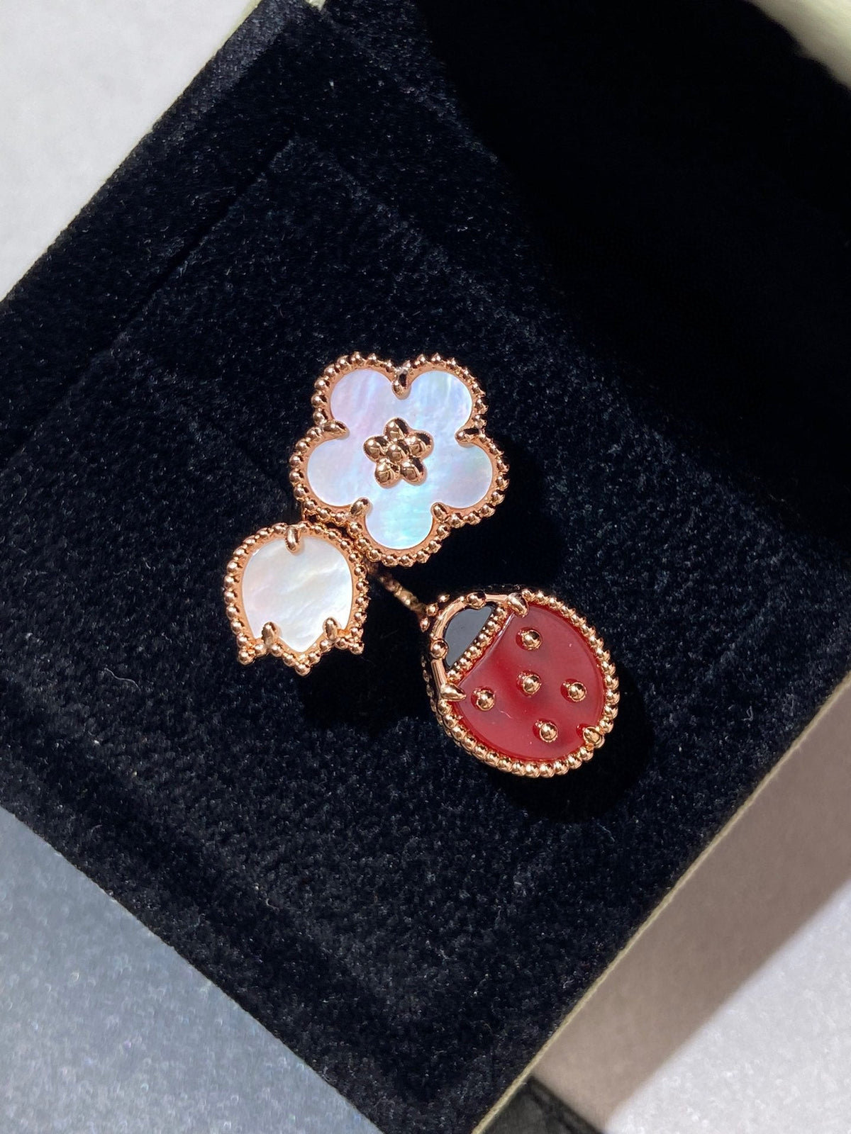 ??MIRA?¡¥LUCKY 3 MOTIF ROSE GOLD RING