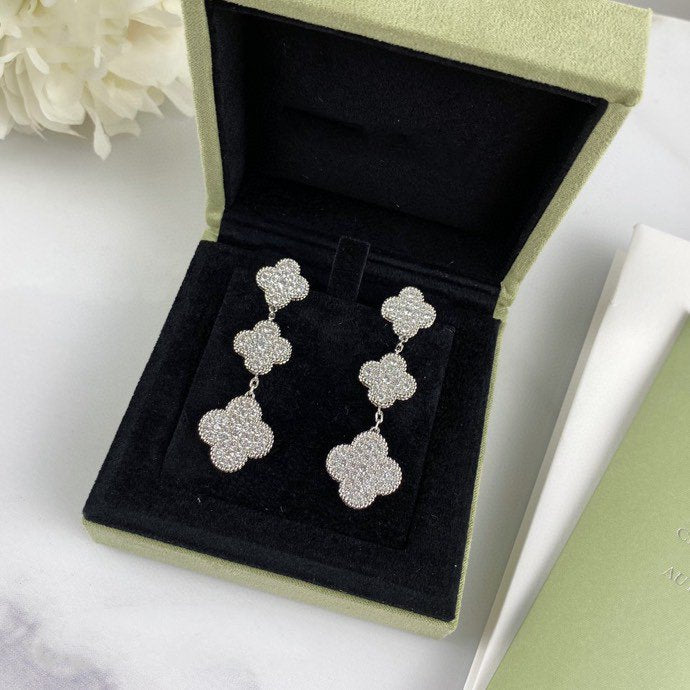 ??MIRA?¡¥CLOVER 3 MOTIF DIAMOND SILVER DROP EARRINGS