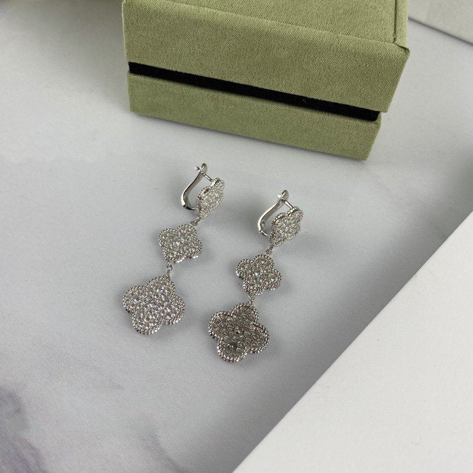 ??MIRA?¡¥CLOVER 3 MOTIF DIAMOND SILVER DROP EARRINGS