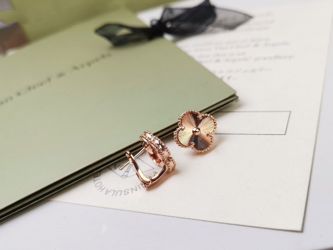 ??MIRA?¡¥CLOVER MEDIUM STUD EARRINGS