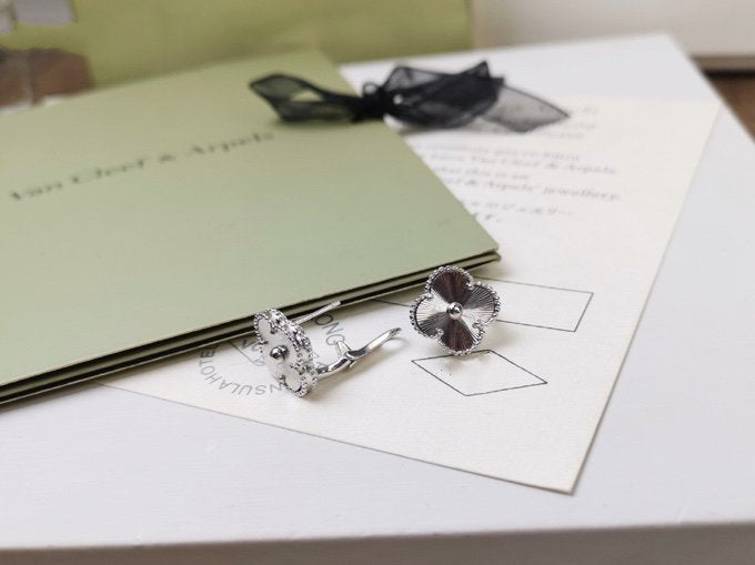 ??MIRA?¡¥CLOVER MEDIUM STUD EARRINGS