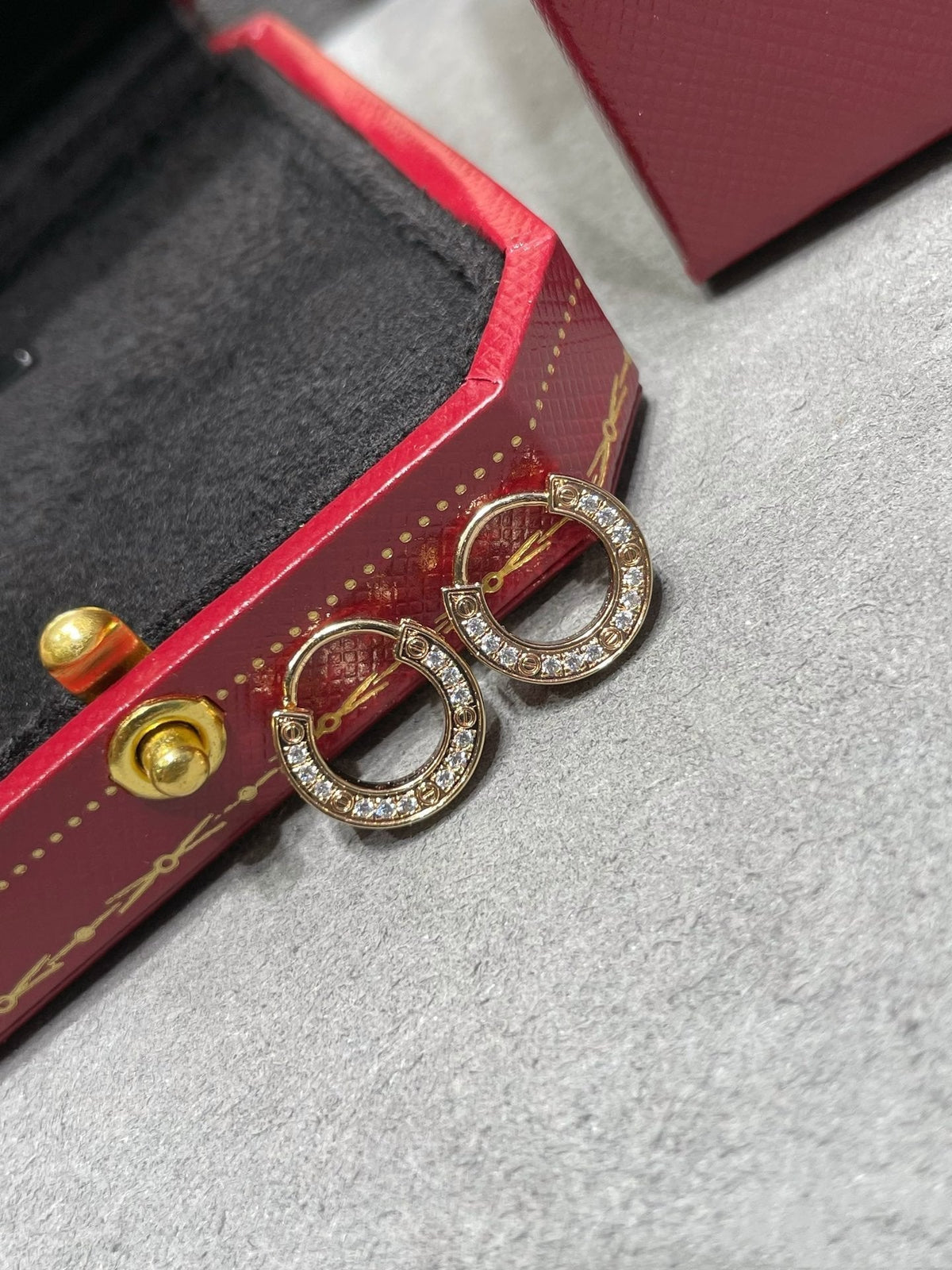 ??MIRA?¡¥LOVE DIAMOND EARRINGS