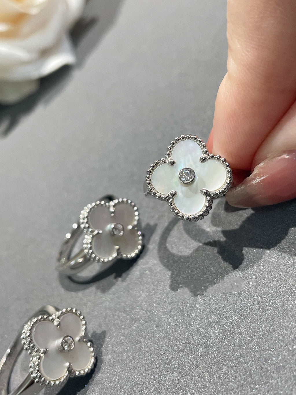??MIRA?¡¥CLOVER SILVER MOP DIAMOND RING