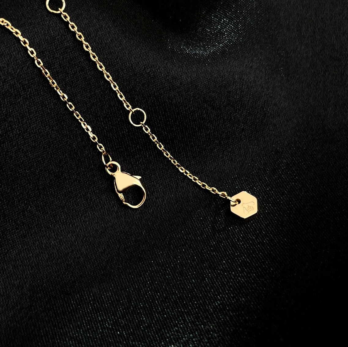 ??MIRA?¡¥BEE MINI NECKLACE