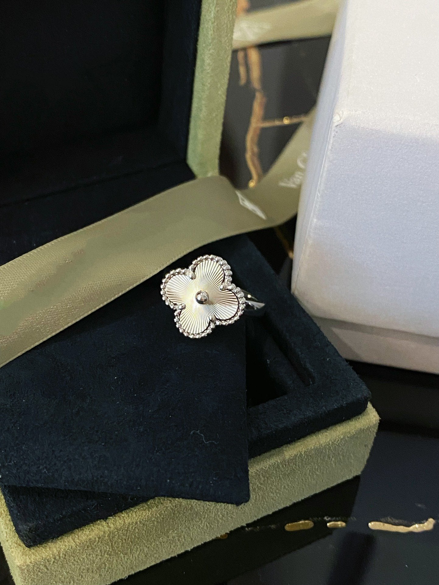 ??MIRA?¡¥CLOVER SILVER RING