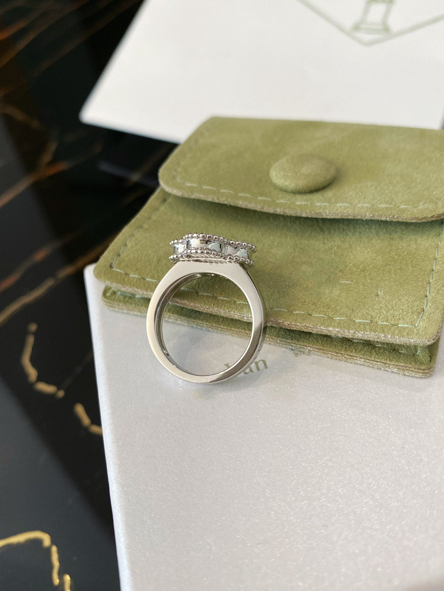 ??MIRA?¡¥CLOVER SILVER RING