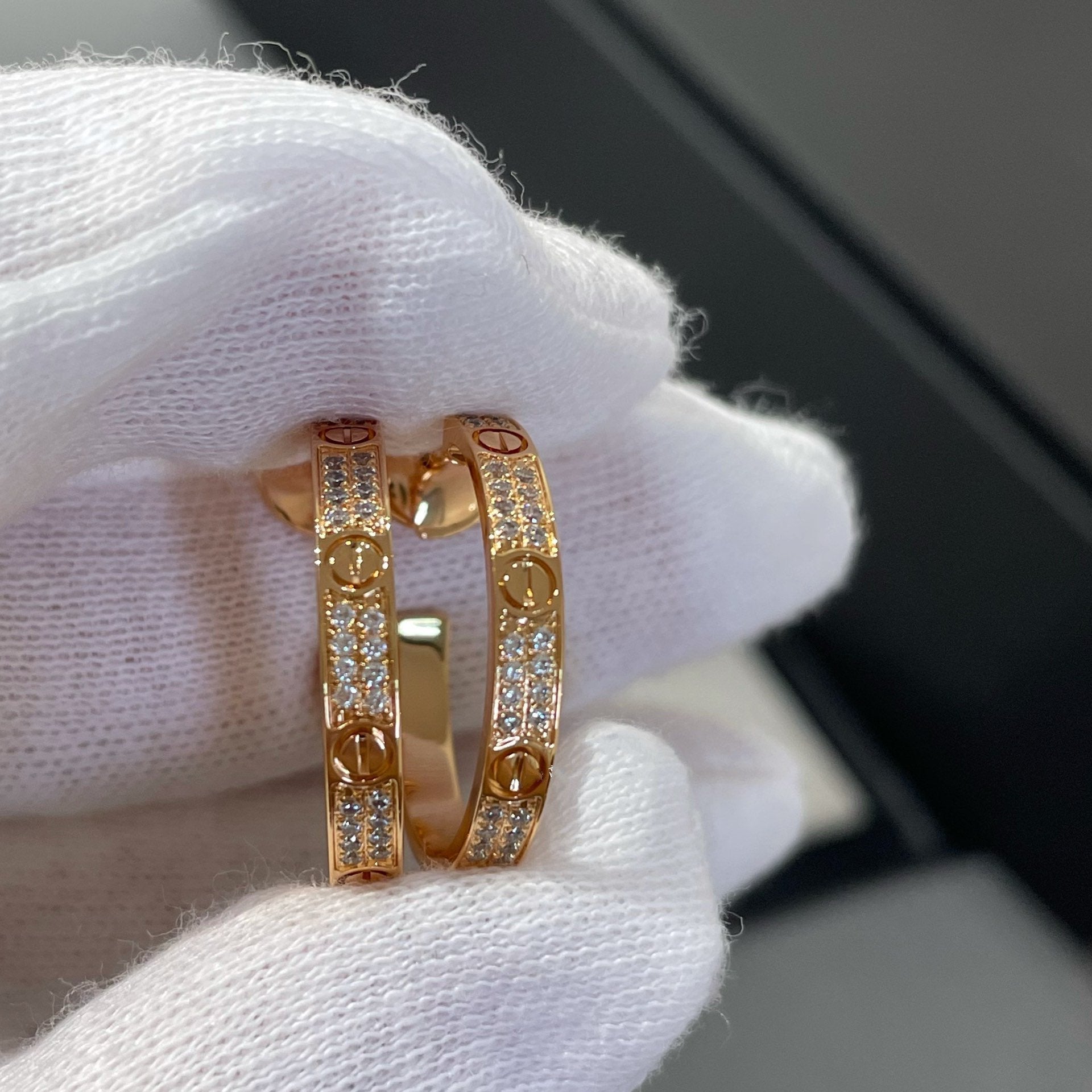 ??MIRA?¡¥LOVE DIAMOND PINK GOLD HOOP EARRINGS