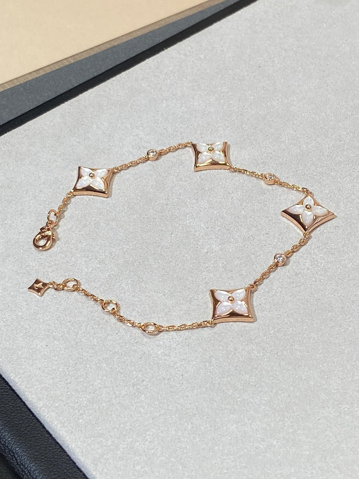 ??MIRA?¡¥STAR 4 MOTIF MOP DIAMOND PINK GOLD BRACELET