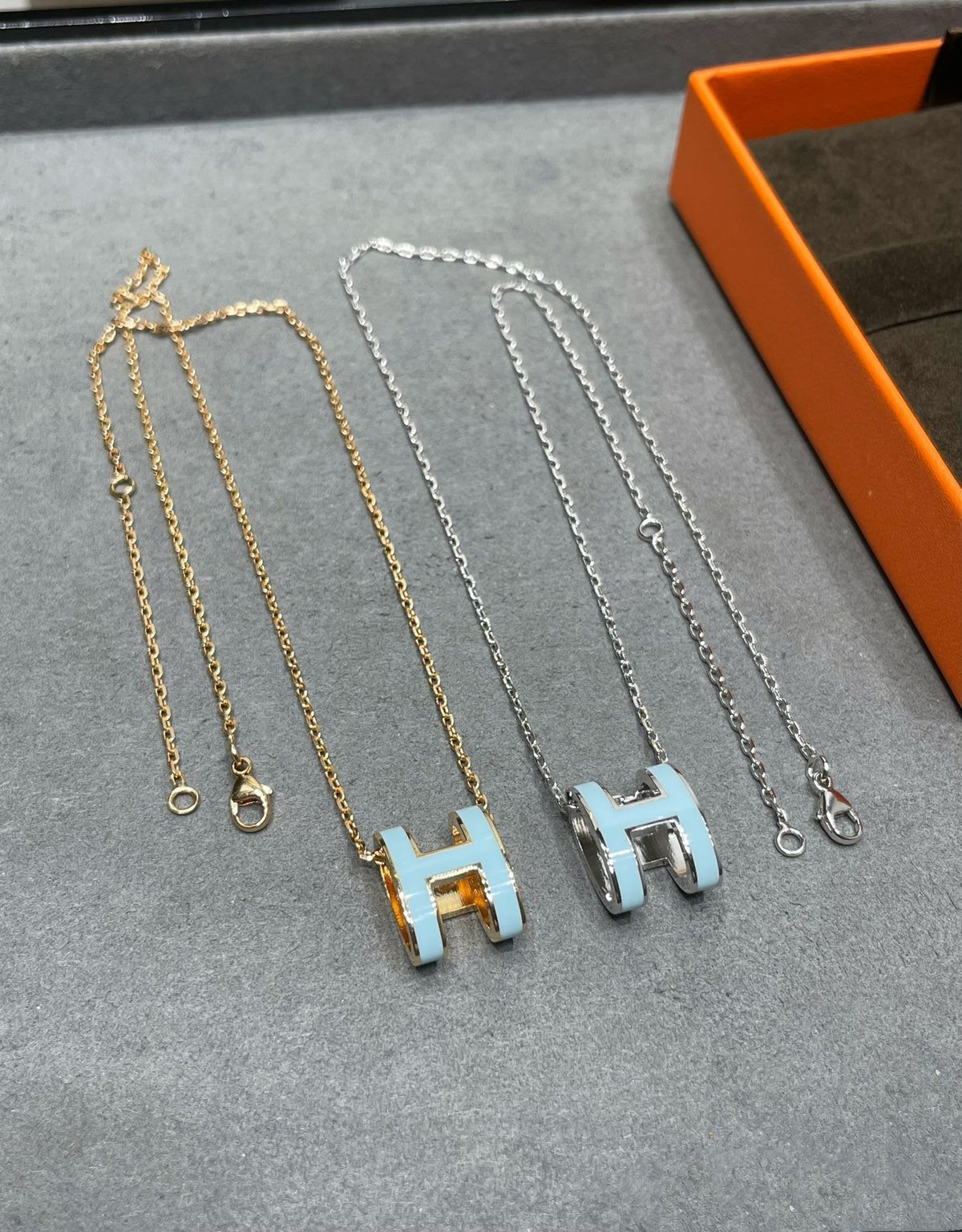 ??MIRA?¡¥POP H SKY BLUE NECKLACE