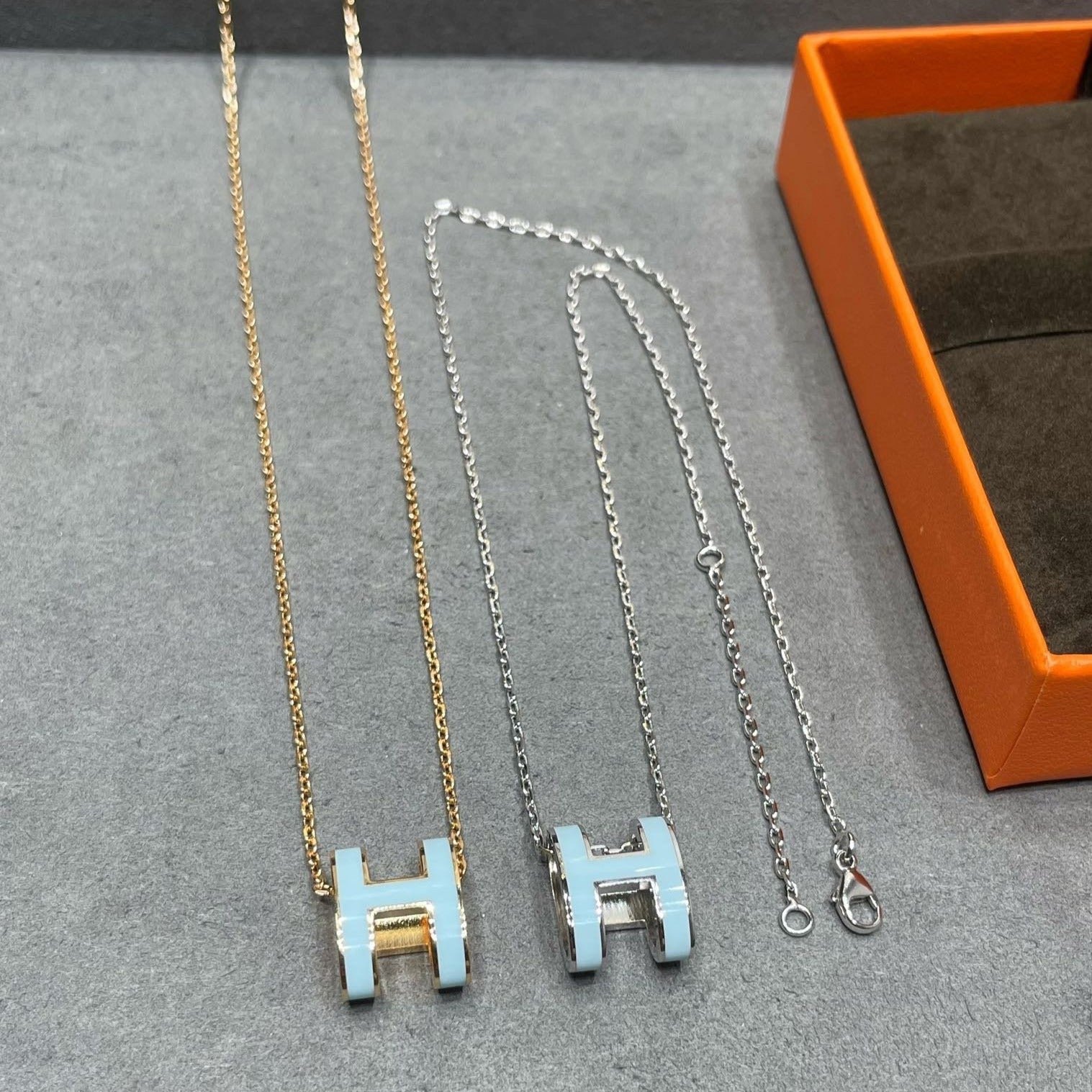 ??MIRA?¡¥POP H SKY BLUE NECKLACE