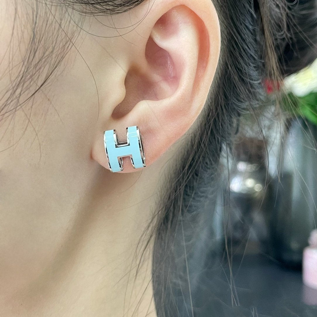 ??MIRA?¡¥POP H SKY BLUE STUD EARRINGS