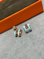 ??MIRA?¡¥POP H SKY BLUE STUD EARRINGS