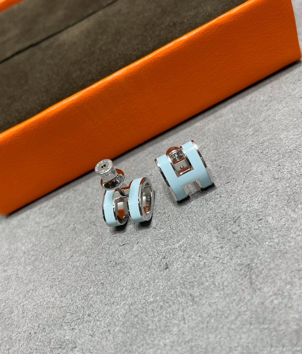 ??MIRA?¡¥POP H SKY BLUE STUD EARRINGS