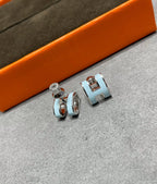 ??MIRA?¡¥POP H SKY BLUE STUD EARRINGS