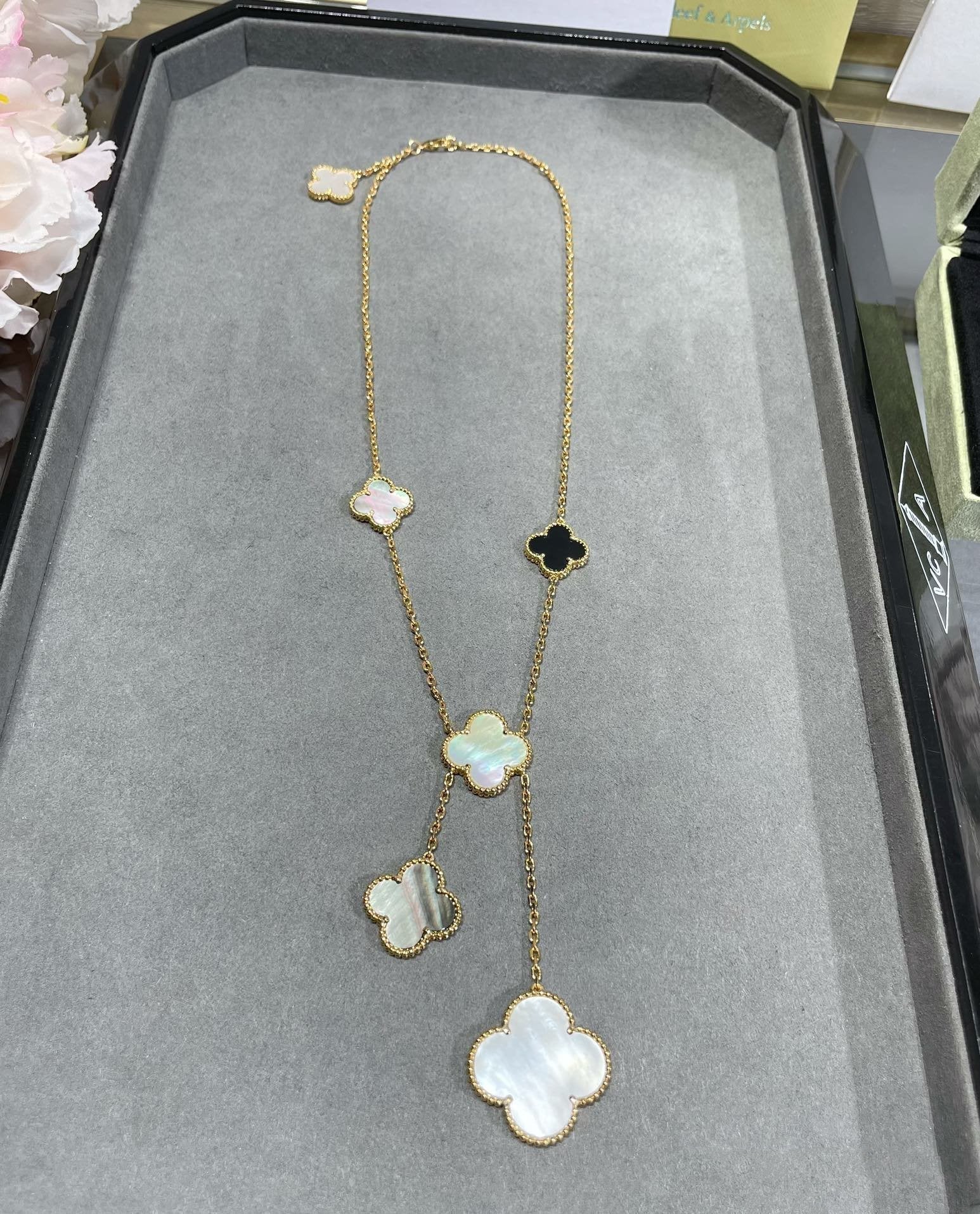 ??MIRA?¡¥CLOVER 6 MOTIF MOP ONYX GOLD NECKLACE