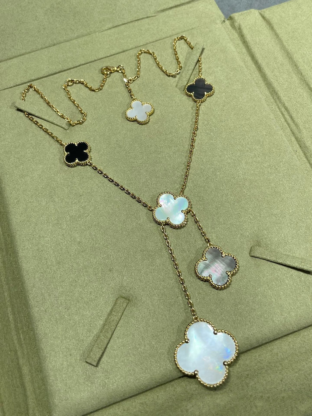 ??MIRA?¡¥CLOVER 6 MOTIF MOP ONYX GOLD NECKLACE