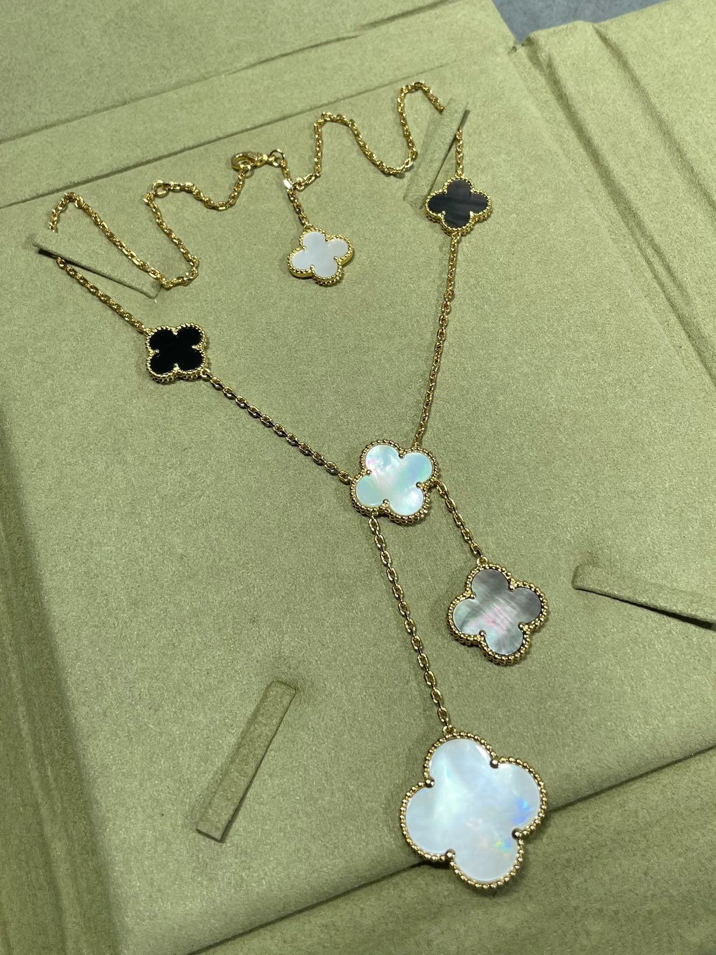 ??MIRA?¡¥CLOVER 6 MOTIF MOP ONYX GOLD NECKLACE