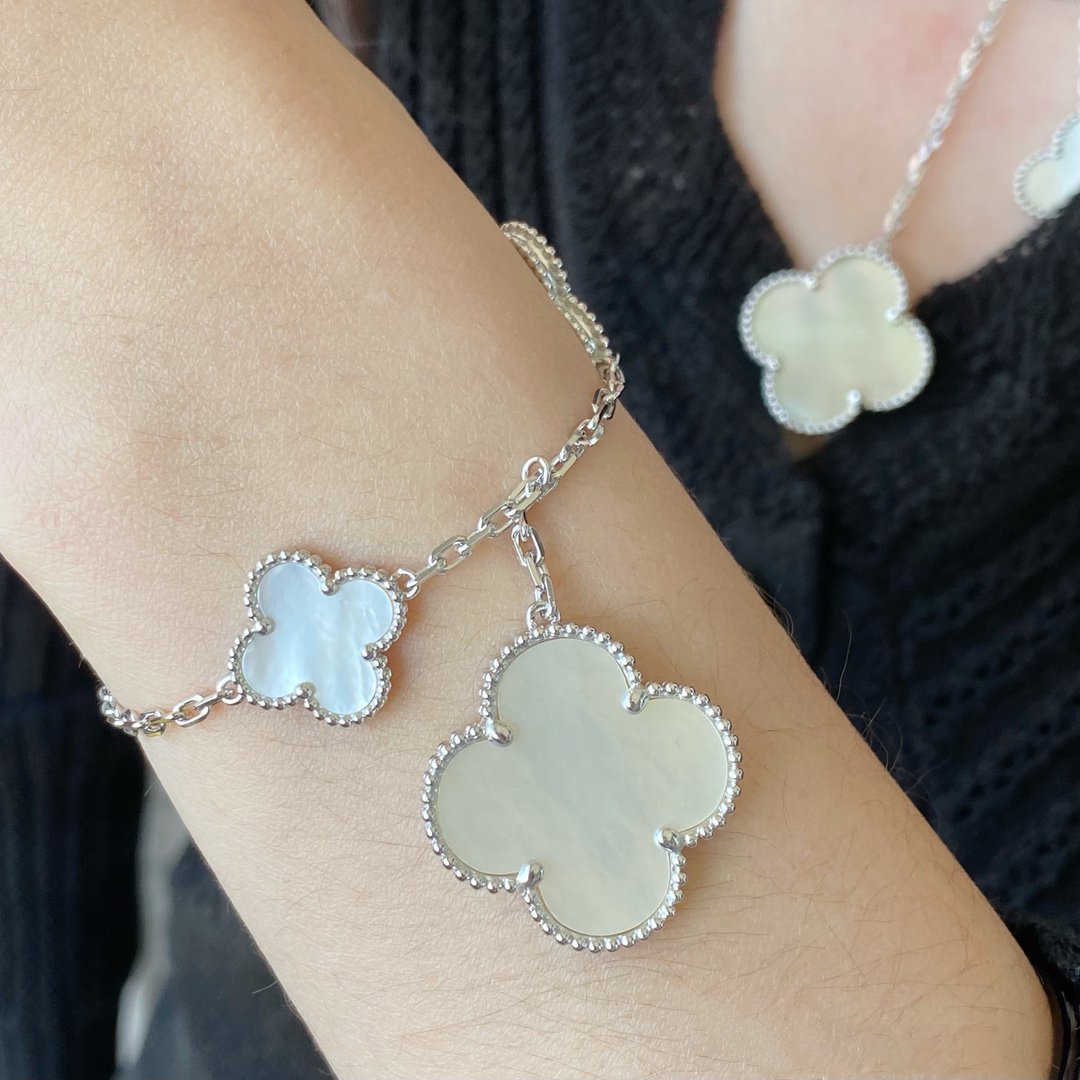 ??MIRA?¡¥CLOVER 5 MOTIF WHITE MOP SILVER BRACELET