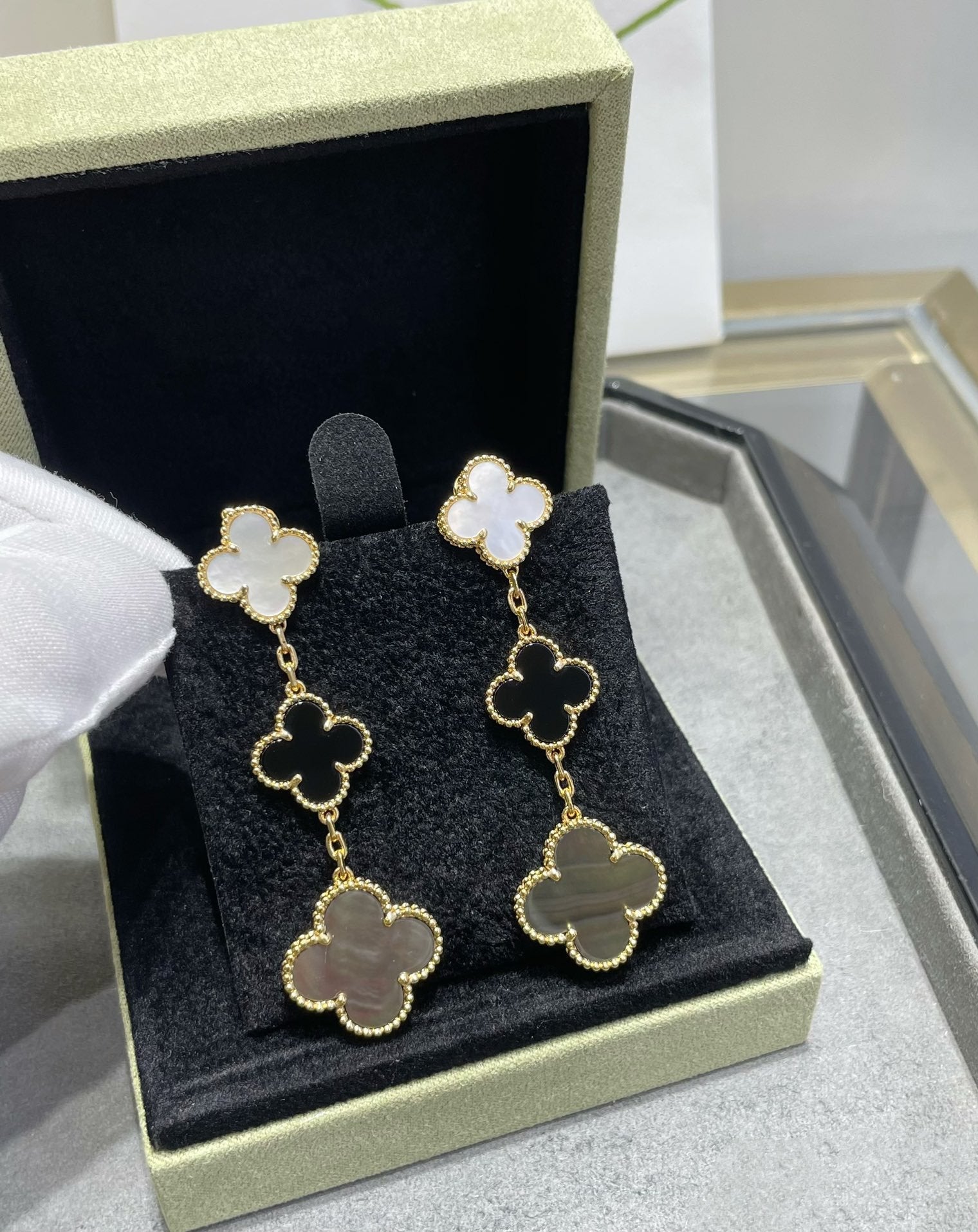 ??MIRA?¡¥CLOVER 3 MOTIF MOP ONYX DARK MOP PINK GOLD EARRINGS