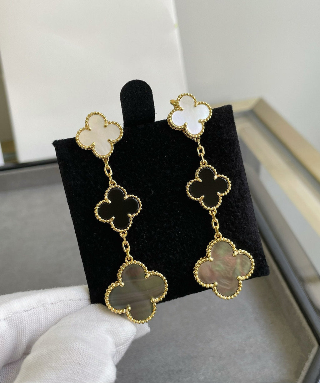 ??MIRA?¡¥CLOVER 3 MOTIF MOP ONYX DARK MOP PINK GOLD EARRINGS