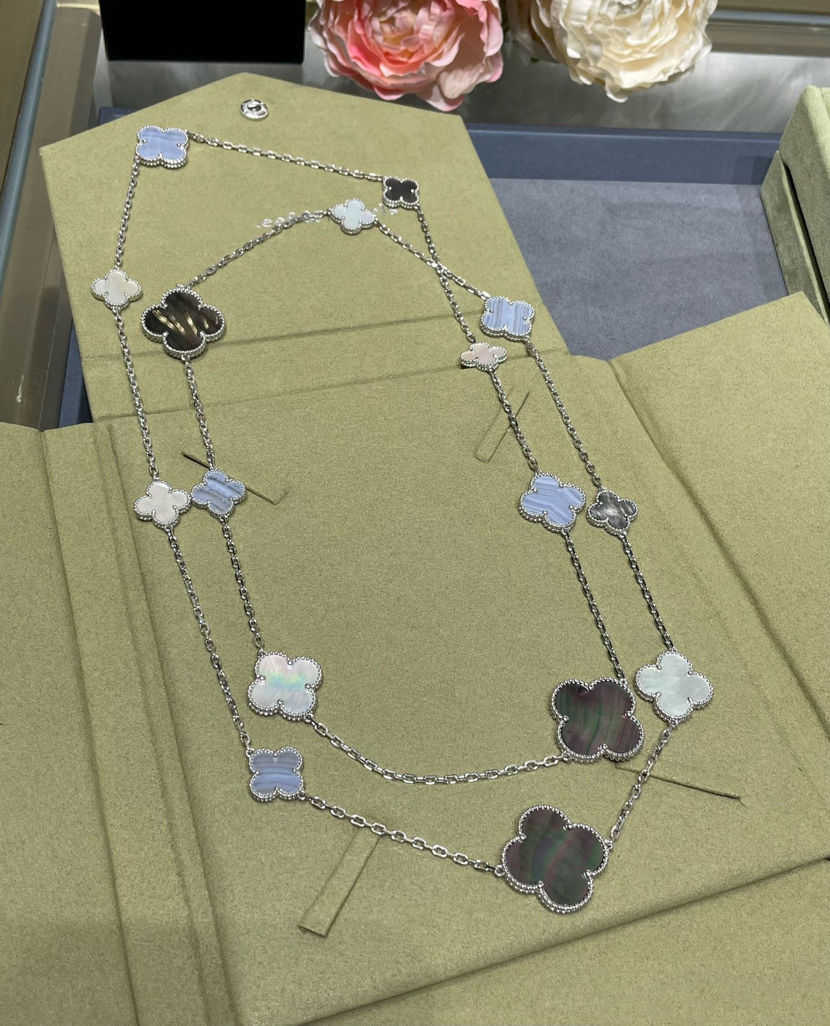 ??MIRA?¡¥CLOVER 16 MOTIF CHALCEDONY MOP SILVER NECKLACE
