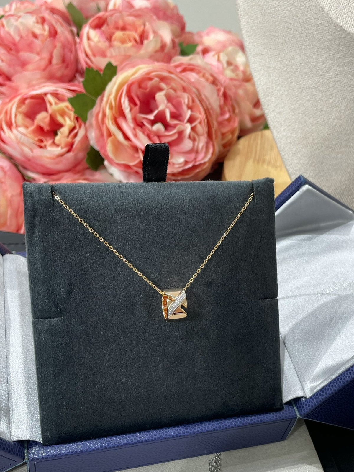 ??MIRA?¡¥LIENS EVIDENCE DIAMOND NECKLACE