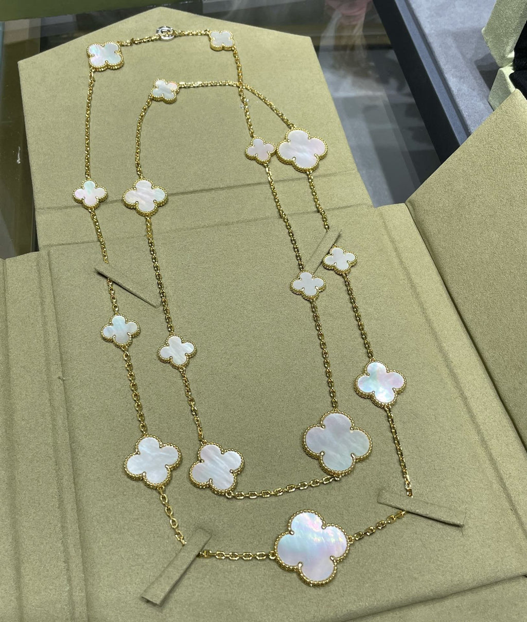 ??MIRA?¡¥CLOVER 16 MOTIF WHITE MOP GOLD NECKLACE