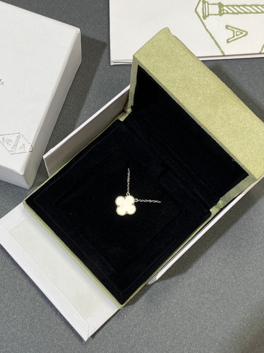 ??MIRA?¡¥CLOVER MEDIUM SILVER WHITE MOP NECKLACE