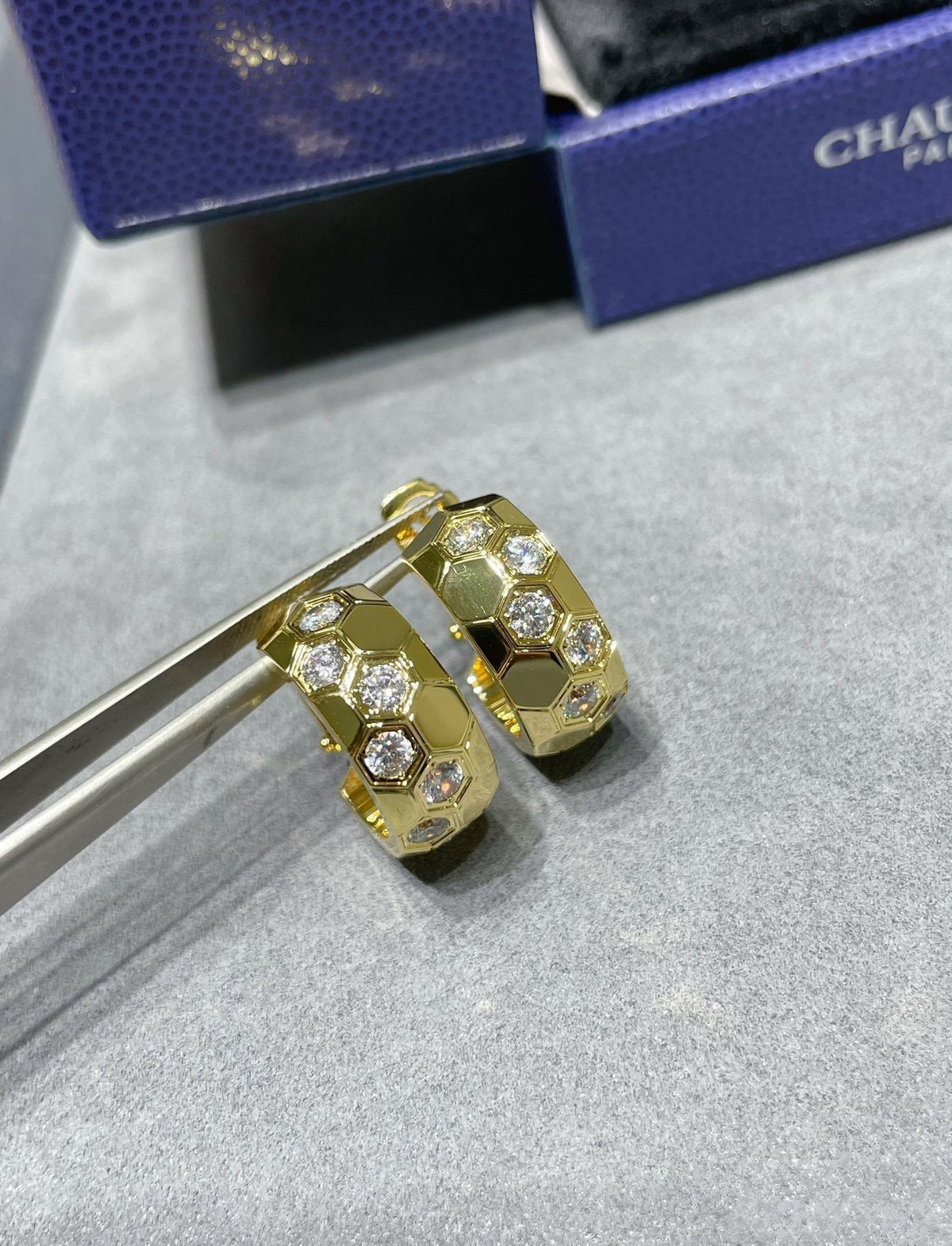 ??MIRA?¡¥BEE LOVE DIAMOND HOOP EARRINGS