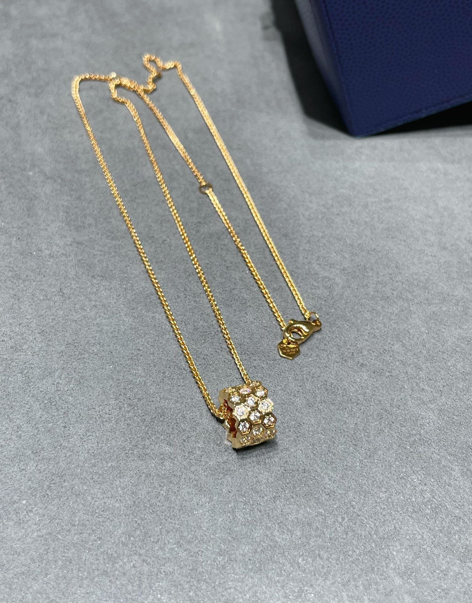 ??MIRA?¡¥BEE LOVE DIAMOND PAVED 3 ROW NECKLACE