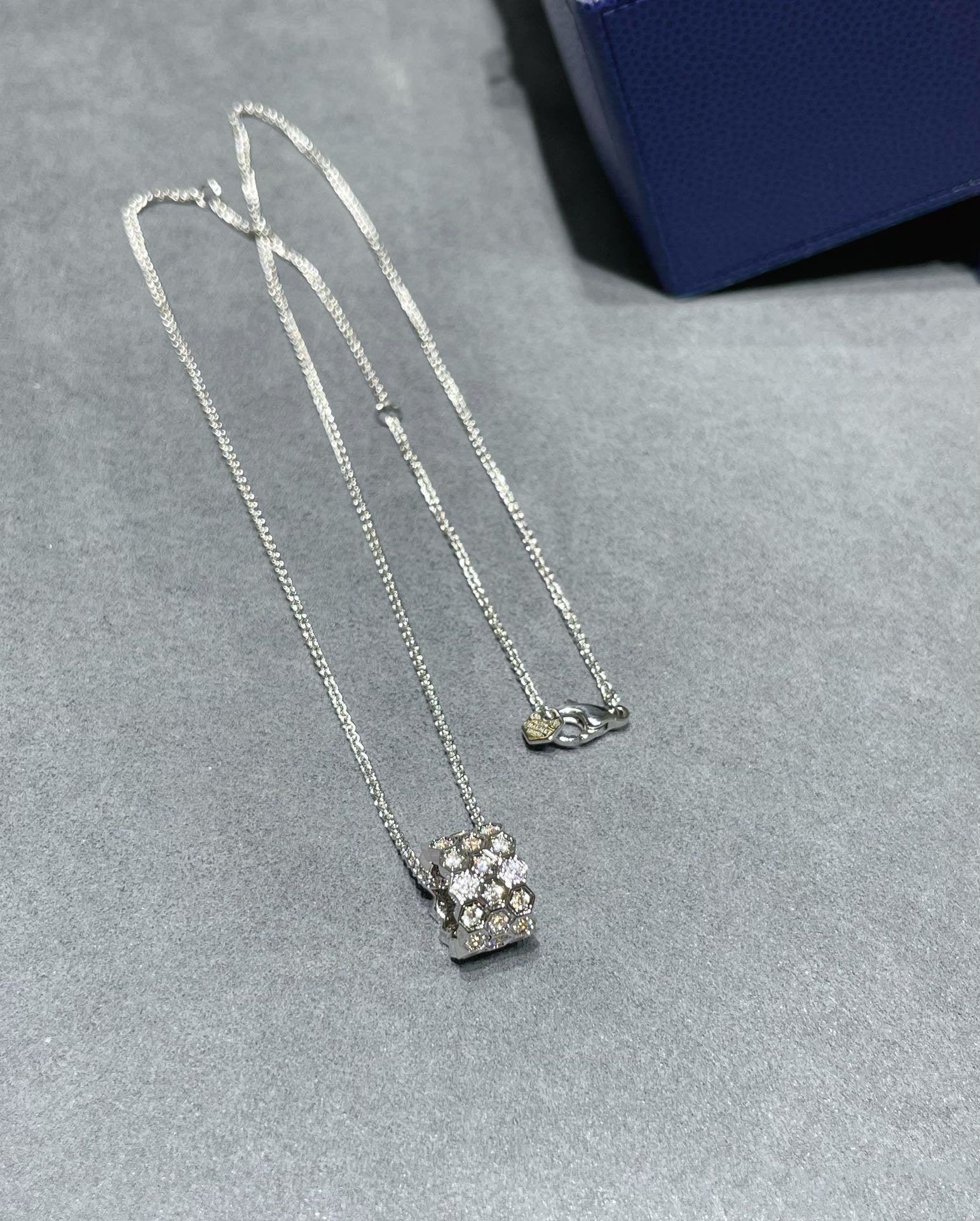 ??MIRA?¡¥BEE LOVE DIAMOND PAVED 3 ROW NECKLACE
