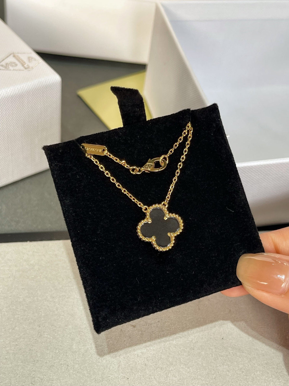 ??MIRA?¡¥CLOVER ROCK CRYSTAL ROSE GOLD NECKLACE