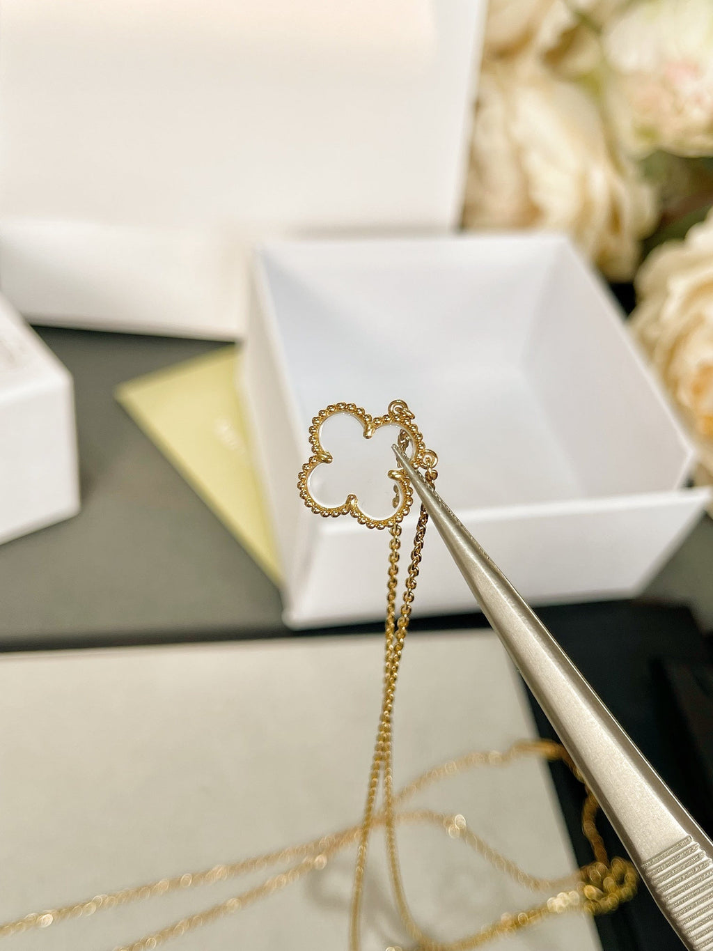 ??MIRA?¡¥CLOVER ROCK CRYSTAL ROSE GOLD NECKLACE