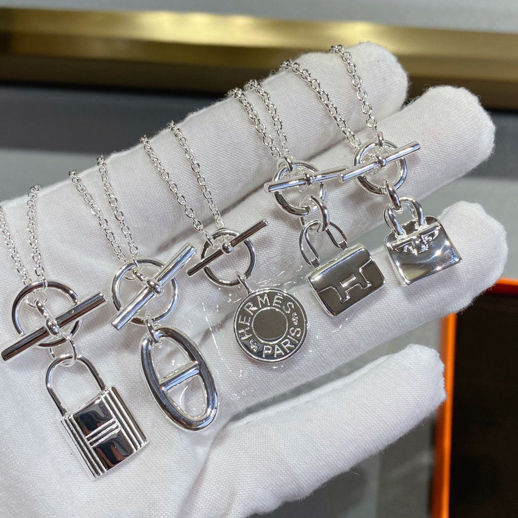 ??MIRA?¡¥CONSTANCE PEDANT SILVER NECKLACE