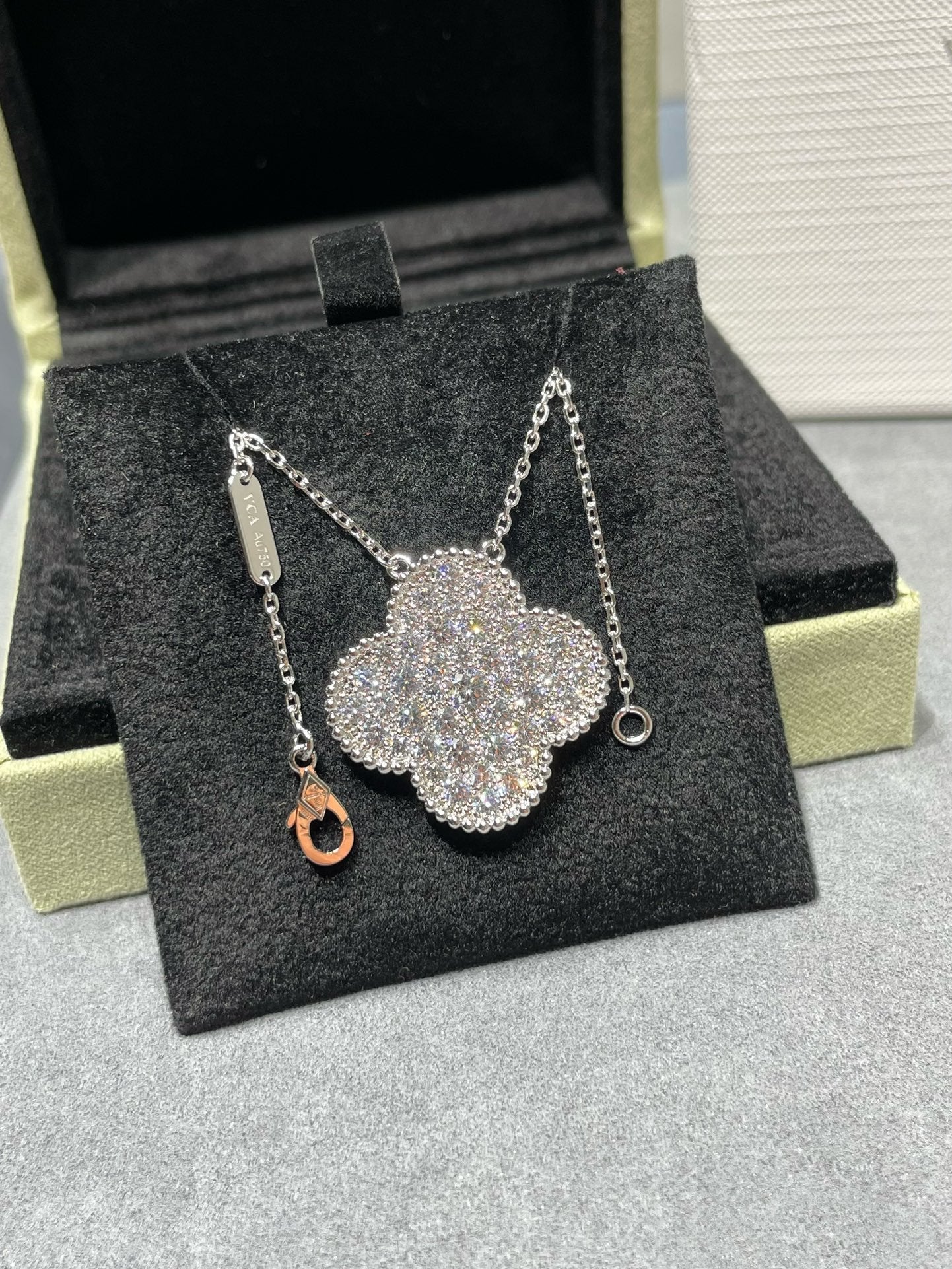 ??MIRA?¡¥CLOVER 25MM LARGE PENDANT DIAMOND PAVED SILVER NECKLACE